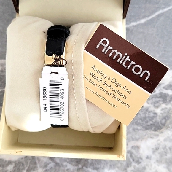 VINTAGE DIAMOND ARMITRON WATCH - Picture 6 of 9